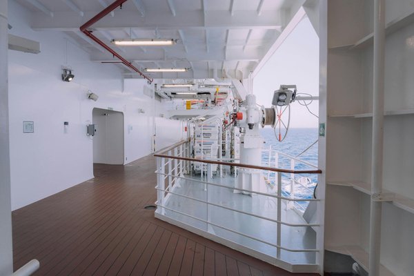 How can you experience the UK's art scene during your vacation?